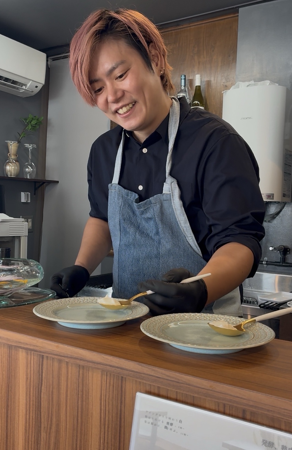 人息の店主が料理を盛り付ける様子